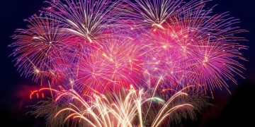 明亮的烟火这句歌词出自哪首歌？