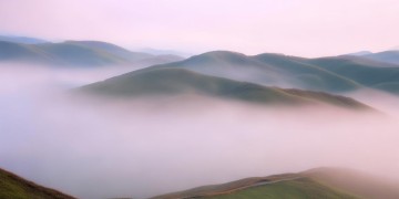 越过山丘这句歌词出自哪首歌？
