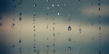 天空还在下雨出自哪首歌？