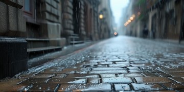 街中飘雨出自哪首歌？