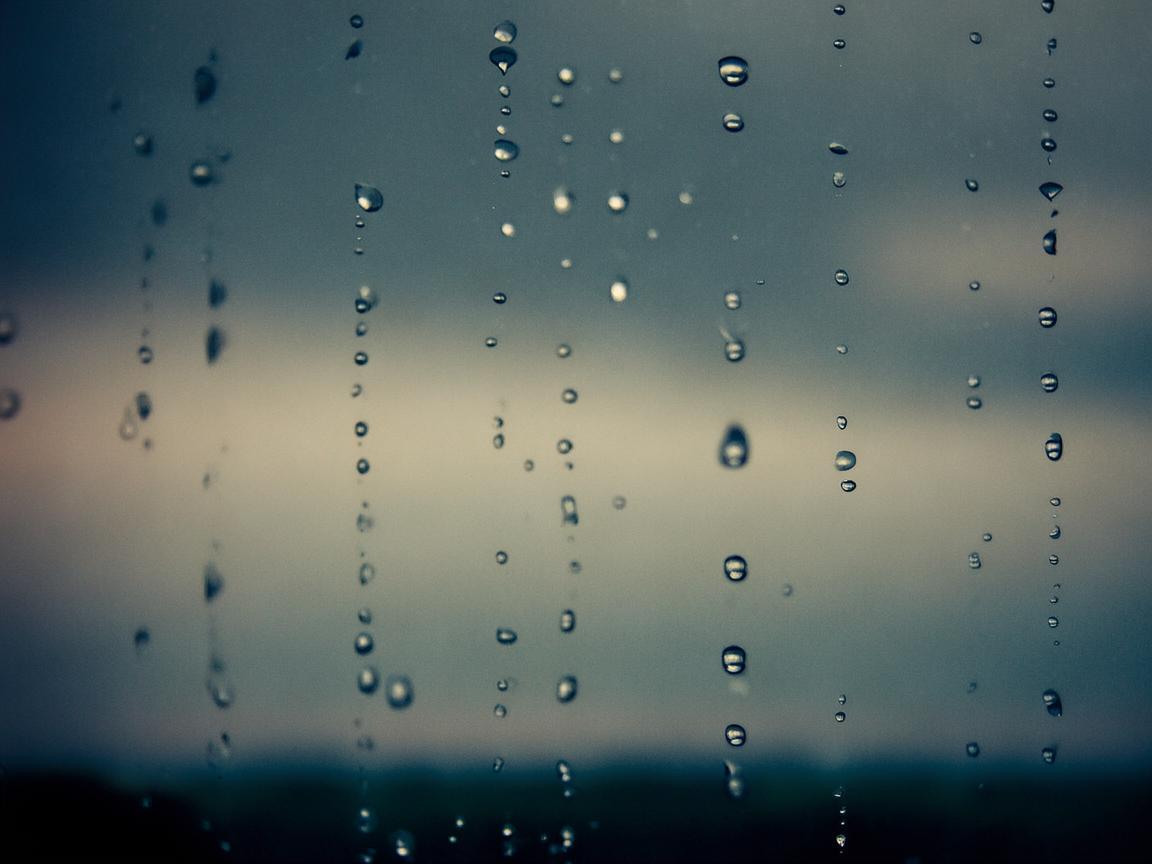 天空还在下雨出自哪首歌？